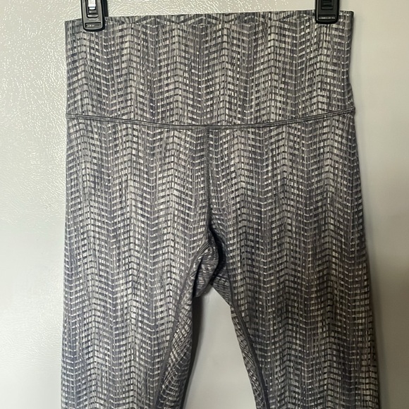 Lululemon Gray/White Size 8 Leggings - Picture 2 of 5